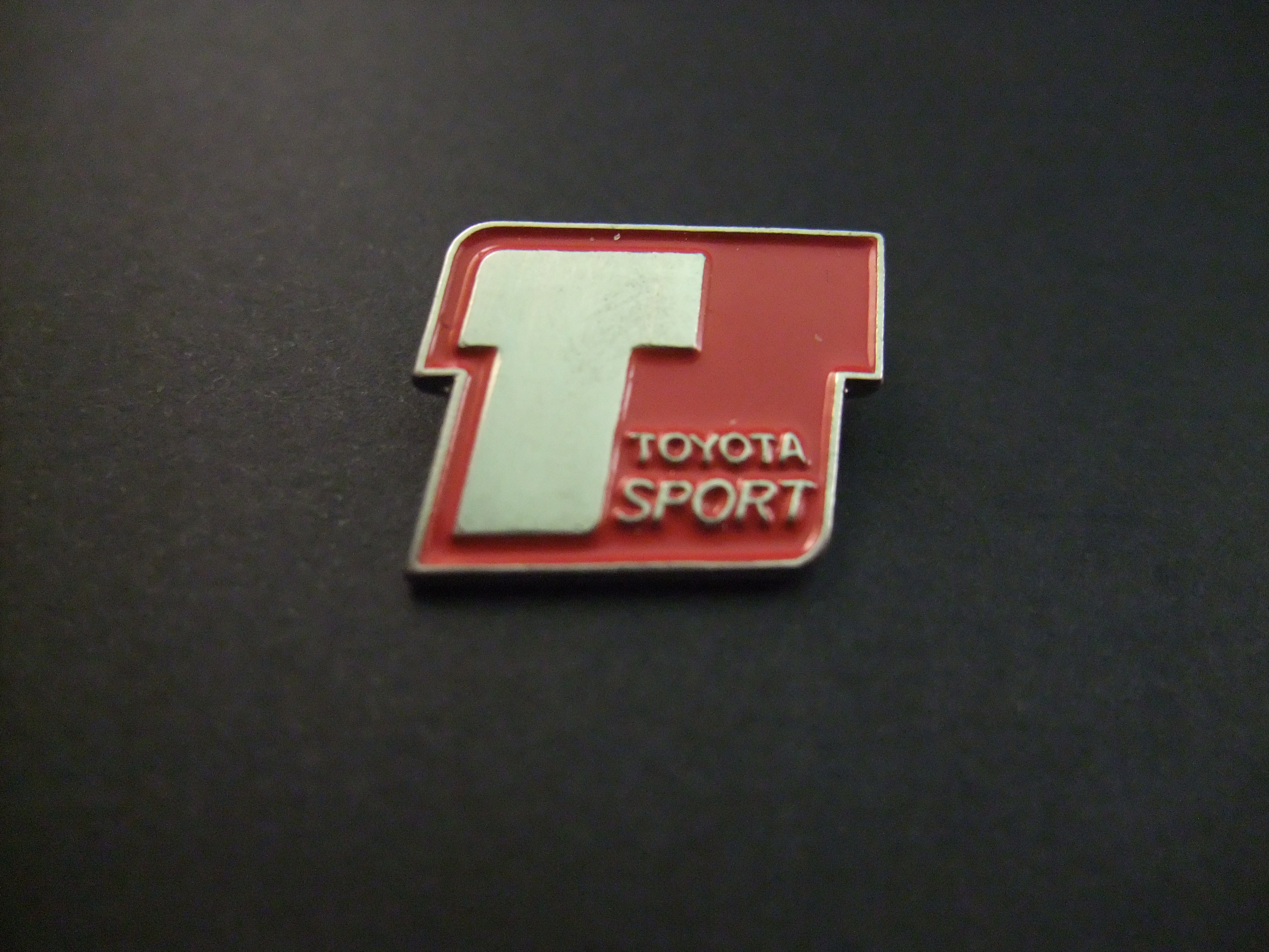 Toyota sport , rood-zilverkleurig logo